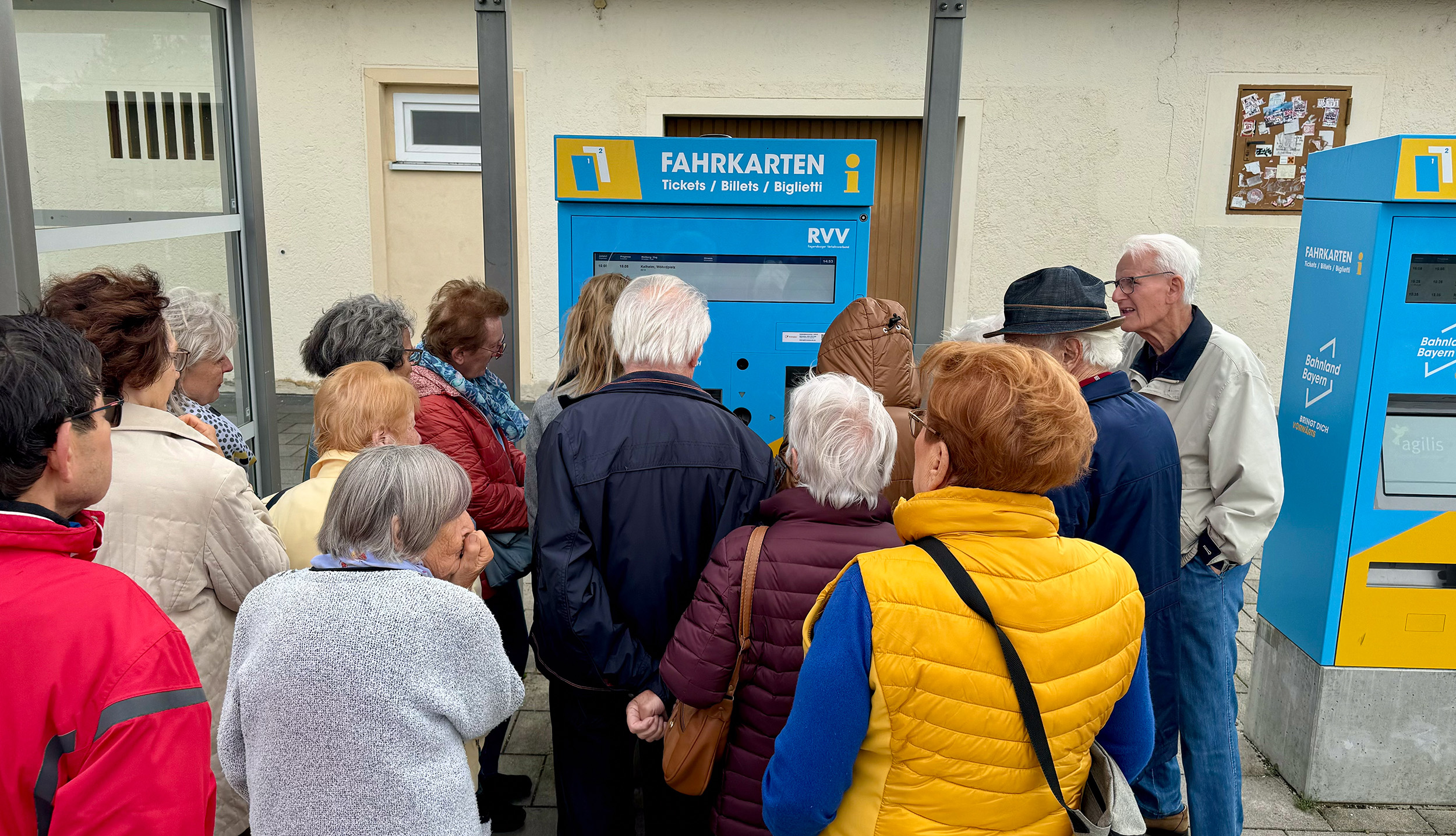 Read more about the article Senioren üben mit agilis am Fahrkartenautomaten